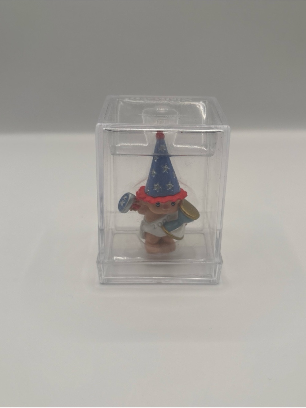 2000 Hallmark Merry Miniature Figurine Happy Hatters Keepsake Collection.